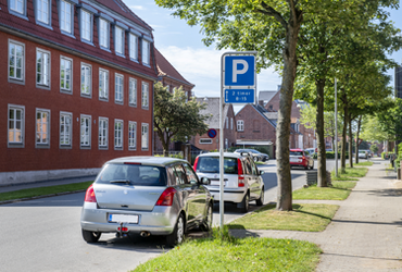 Parkerede biler med p-skilt i forgrunden i boliggade nær Sydvestjysk Sygehus i Esbjerg. 